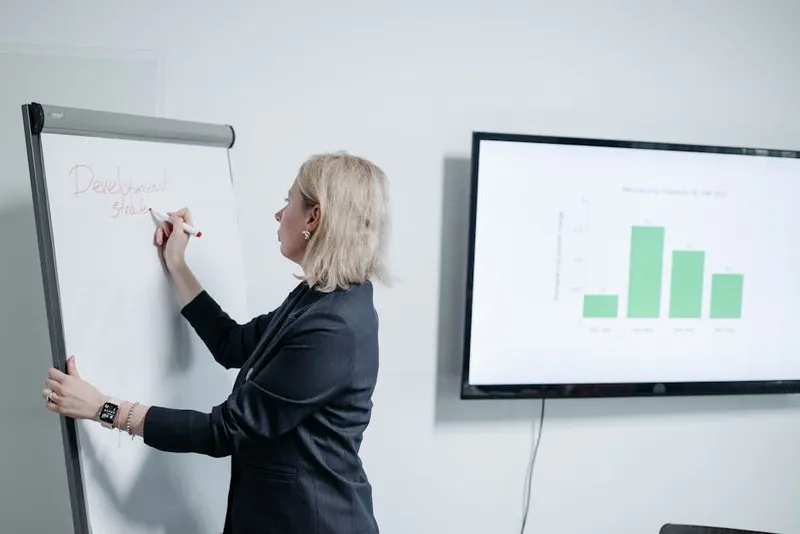 Formación continua y upskilling para mercado laboral cambiante